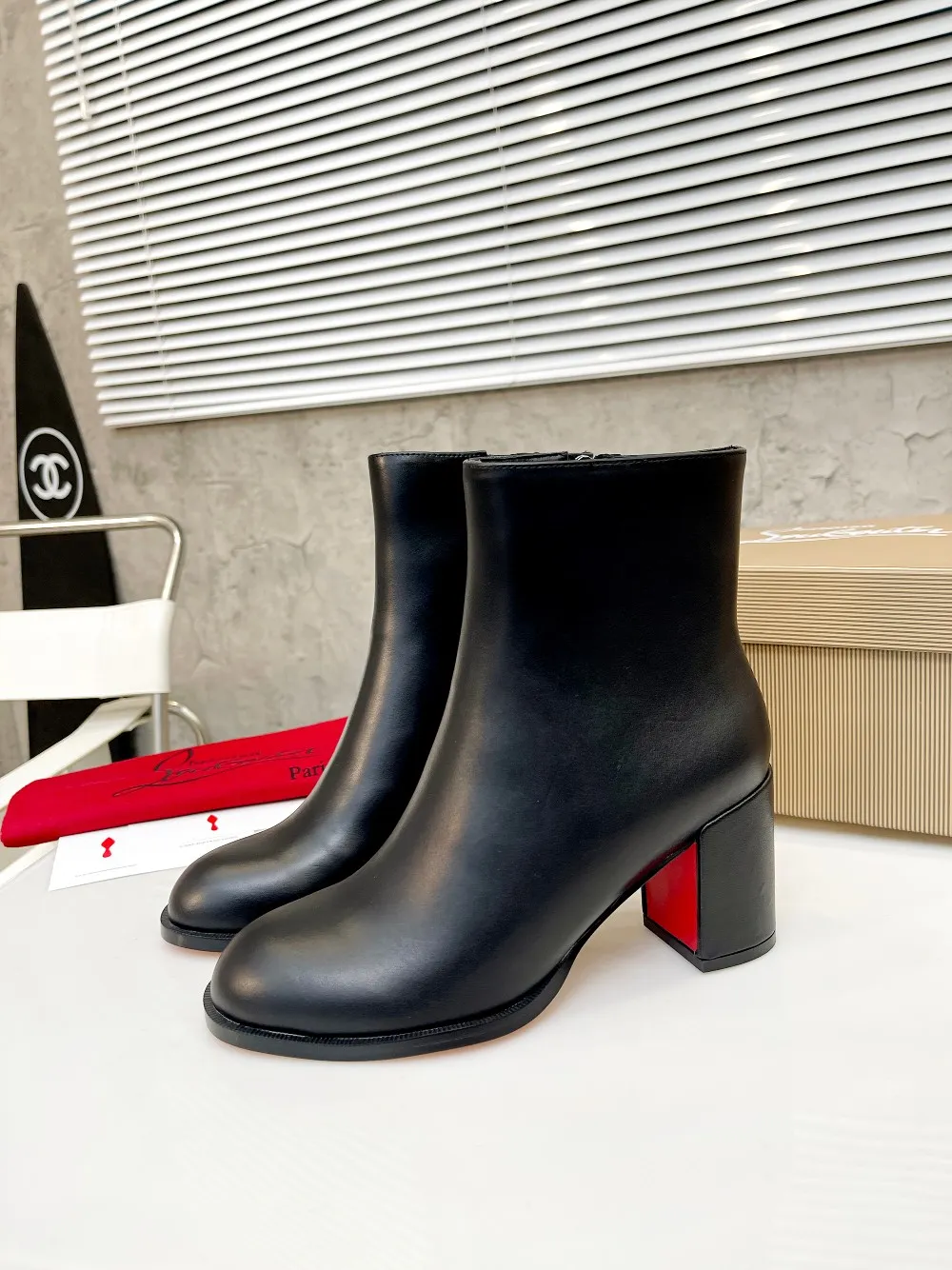 👟👟Ex-factory price 560👟👟 Christian Louboutin (CL) launches new thick-heeled platform boots in 2023, made of shiny calf leather, simple and fashionable. Tube height 4 inches (12cm) ✅Fabric: grained cowhide ✅Lining: sheepskin ✅Outsole/heel height: rubber Heel height 7cm ✅Color: black reddish brown ✅Code number: 34-41 (34,41 customized) ✅Packaging: original board packaging